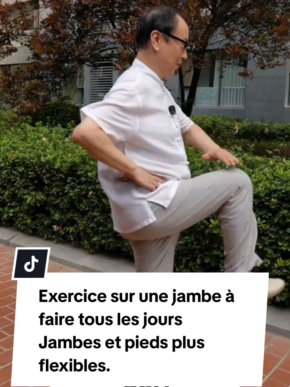 Un exercice de musculation des jambes pour rendre vos jambes et vos pieds plus souples si vous le faites tous les jours ! Il y a un dicton selon lequel les racines des arbres se fanent en premier, et les jambes des gens vieillissent en premier, donc nourrir les jambes équivaut à nourrir la vie. Mais comment pratiquer cette racine ?  Aujourd'hui, je vais vous apprendre une action. à plat, et lorsque vous expirez, soulevez le genou de votre jambe droite. Touchez la paume de votre main, comme ceci.  Ne redressez pas complètement l'autre jambe. Le genou doit être plié. ne dépassez pas vos orteils.  Suivez Zuyitang et vivez une vie saine sans détours 