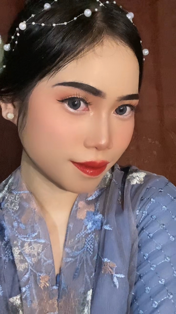 In the learning stage, don't judge me.  .  .  .  .  #makeupkondangan #fyp #makeuptransition #palembangtiktok #trend2024 #makeuptren #makeuptransformation 