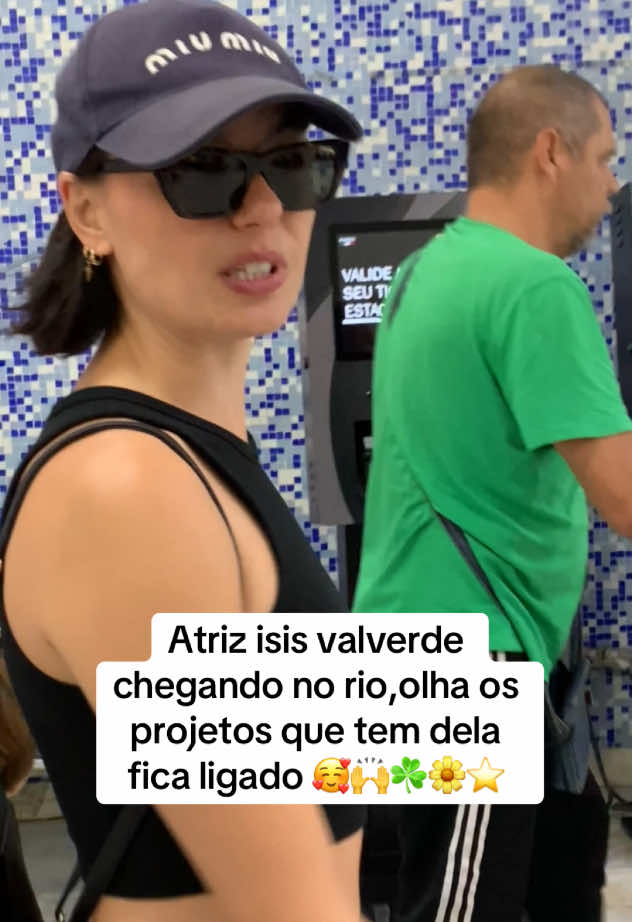 Atriz Isis valverde chegando no rio com seu filho 🥰⭐️😱😱#isisvalverde #isi #atriz #aeroporto #4upageシ #four #4uuu #fyp #fofocasdosfamosos 