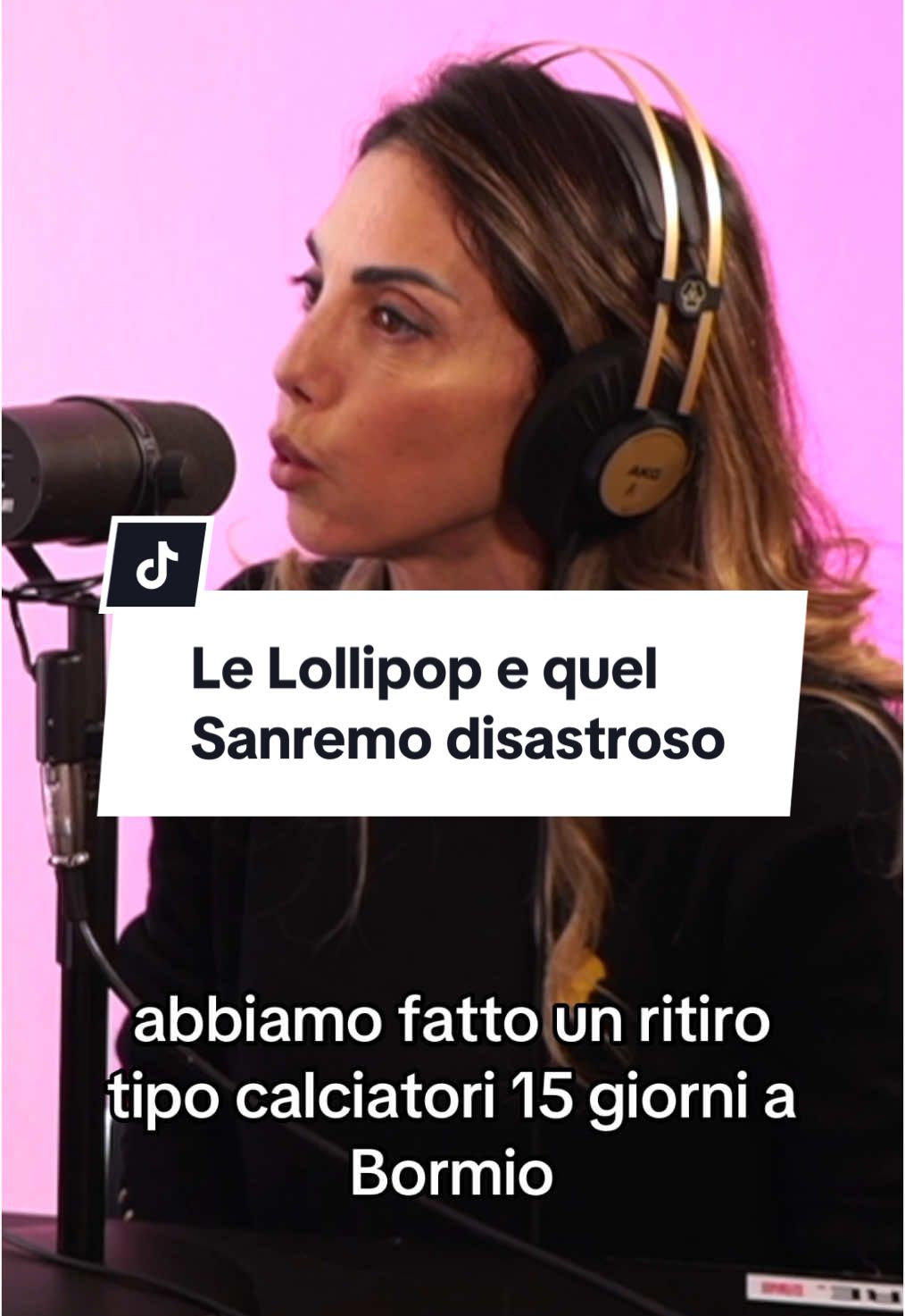 Per le Lollipop Sanremo 2002 fu un disastro. Qui @marcellaovani ci racconta il training pre-festival, le terme a Bormio, le litigate. A parte tutto, ‘Batte forte’ rimane un PEZZONE Ascolta la puntata intera di PP al link in bio  #sanremo #batteforte #sanremo2025 #podcastitaliani #davedere #fyp 