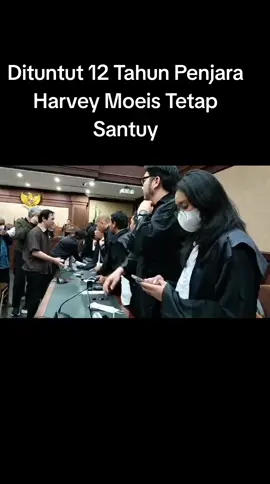 #korupsi #fyp #kejagung #pnjakartapusat #300t #korupsitimah #harveymoeis #bangkabelitung  JAKARTA-Suami Dewi Sandra, Harvey Moeis usai menjalani sidang tuntutan 12 tahun di Pengadilan Negeri PN Jakpus, Senin (9/12/2024) tetap santai keluar dari ruangan sidang. Harvey Moeis juga harus membayar uang pengganti Rp 210 milyar. 