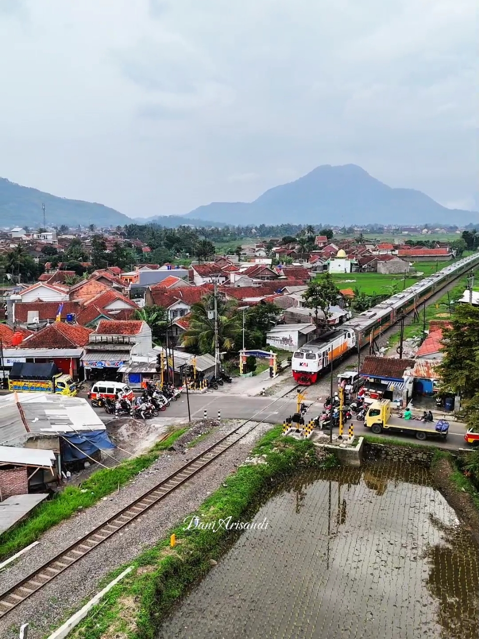 Aya anu tipalih mana wae ieutehnya... #garut #sunda #pemandanganalam #kadungoragarut #train #malabar #kai121 #kai #keretaapikita #keretaapiindonesia #keretaapi 