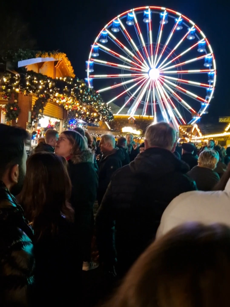 Ach ja... das Weihnachtsmarkt feeling🎄 Wie viel seht ihr? #weihnachten  #weihnachtsmarkt  #zwerg 