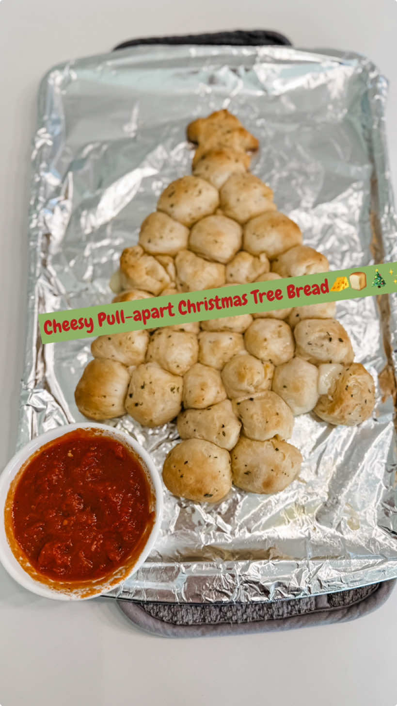 Cheesy Pull-apart Christmas Tree Bread🧀🍞🎄✨ Seriously the easiest Christmas appetizer!♥️ 1 can of Pillsbury biscuits  8 cheese sticks  Marinara sauce Half stick of melted butter  1/4 tsp. of minced garlic  1/4 tsp. parsley  1/4 tsp. italian seasoning  1/4 tsp. powdered garlic  1/4 tsp. oregano  #christmasfood #fyp #viral #christmasrecipe ##appetizer #EasyRecipe #holidayfood #christmascooking #FoodTok #christmas #christmastree #bread