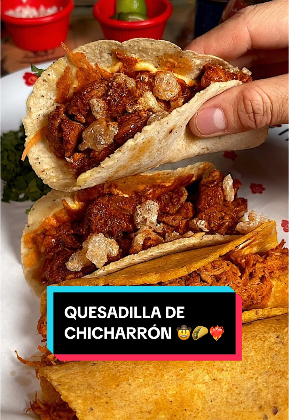 QUESADILLA DE CHICHARRÓN ❤️‍🔥🤠🌮 de esas veces que tu cilantro y que tu cebollita y tu salsa verde y asi 🤤 desde frida chilaquiles con una delicia de antojo de estos tacos con costra se aueso y su chicharron deliciosoo! #mty #fridachilaquiles #tacos #quesadilla #chicharron #salsaverde #comidamexicana #guisos #queso #cheese 