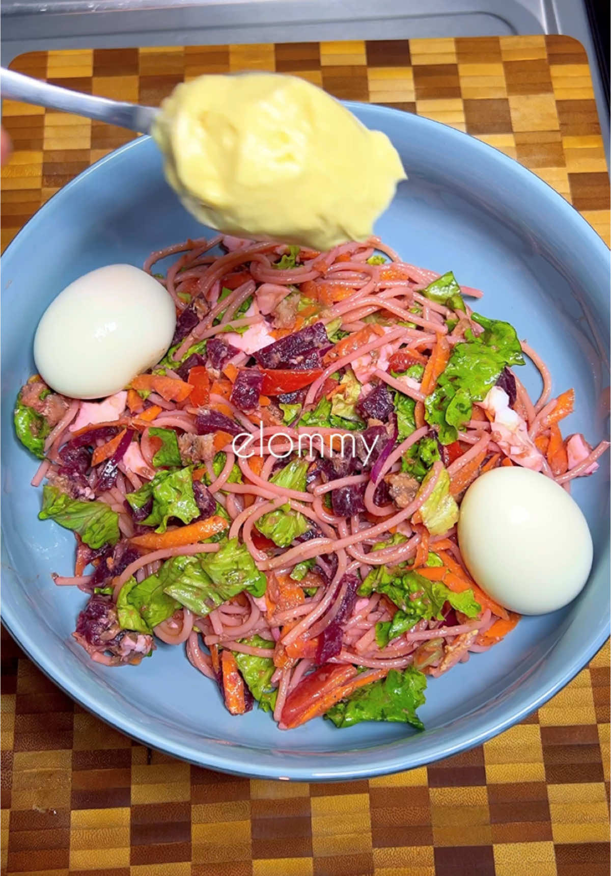 👨🏾‍🍳💥Salade Togolaise 🥗💥 . Voici une version de la salade à la togolaise !  . Retiens cette recette si tu reçois un Togolais et que tu veux lui faire une salade 😂😂 . Tomate 🍅  Carotte 🥕 Betterave  Laitue 🥬  Spaghetti  Sardines œufs 🥚  Avec du sel 🧂et un peu d’huile d’olive, de la vinaigrette et de la mayonnaise, c’est parfait … à déguster avec du pain !  . . . . . . . Bon appétit 🇹🇬 🇹🇬  . #Togo #foryou #pourtoii #chef #universtogo🇹🇬🇹🇬 #salada 