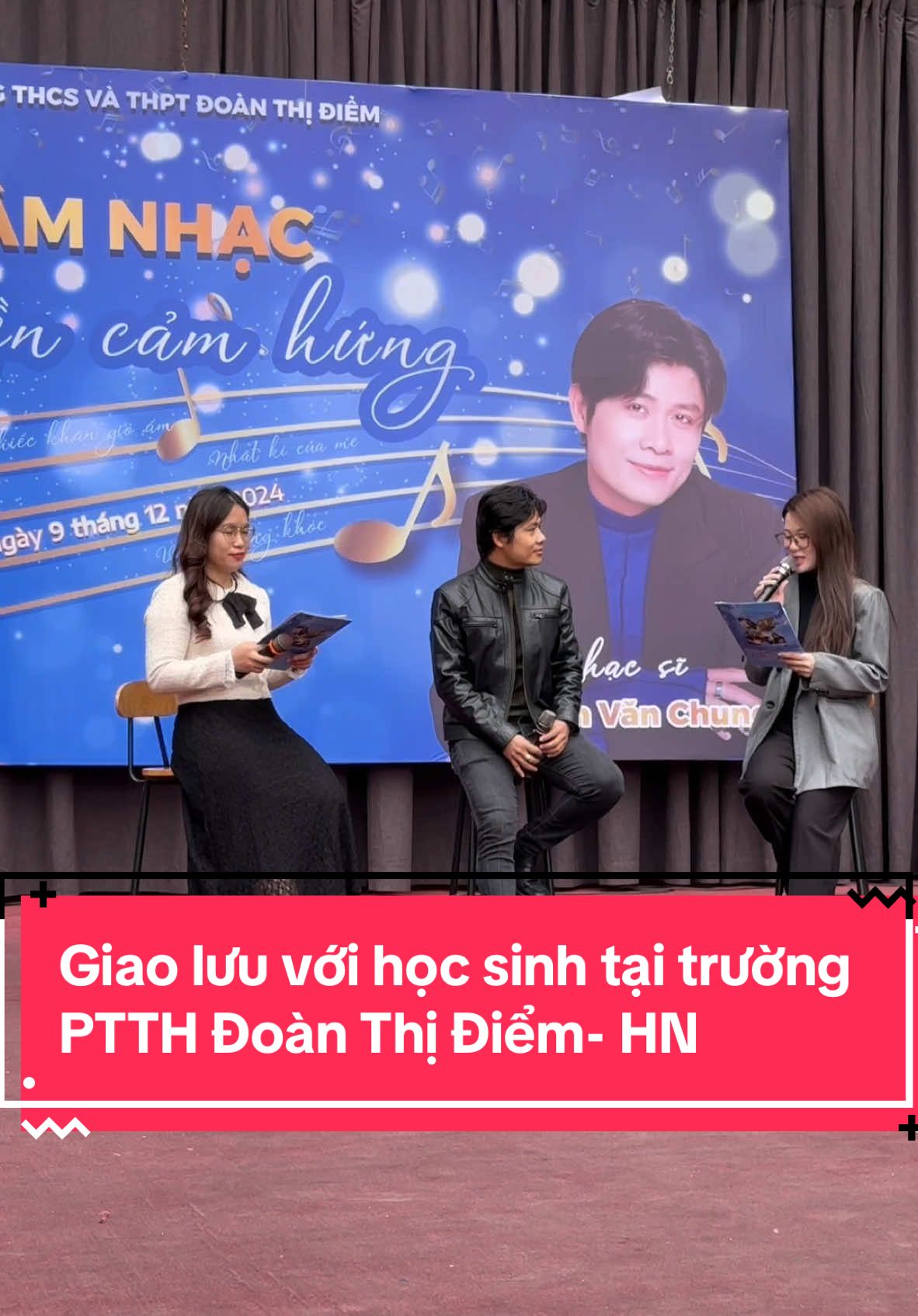 …một ngày đông Hà Nội với nhiều cảm xúc đẹp, nhiều ấn tượng đẹp và nhiều kỷ niệm đẹp tại trường PTTH ĐOÀN THỊ ĐIỂM- HN với cả 2 cơ sở cùng 5000 em học sinh và 500 thầy cô giáo. Rất nhiều bài hát của mình được hát lên, rất nhiều tình cảm mình được nhận, rất nhiều chia sẻ được trao đi, có nhiều nụ cười và cả nước mắt rơi, các con đáng yêu vô cùng. Xin cảm ơn quý nhà trường, quý Thầy Cô và rất mong gặp lại mọi người trong thời gian sớm nhất! Yêu mùa đông Hà Nội…#nguyenvanchung #noigiolen #chieckhangioam #viettiepcauchuyenhoabinh #doanthidiem 