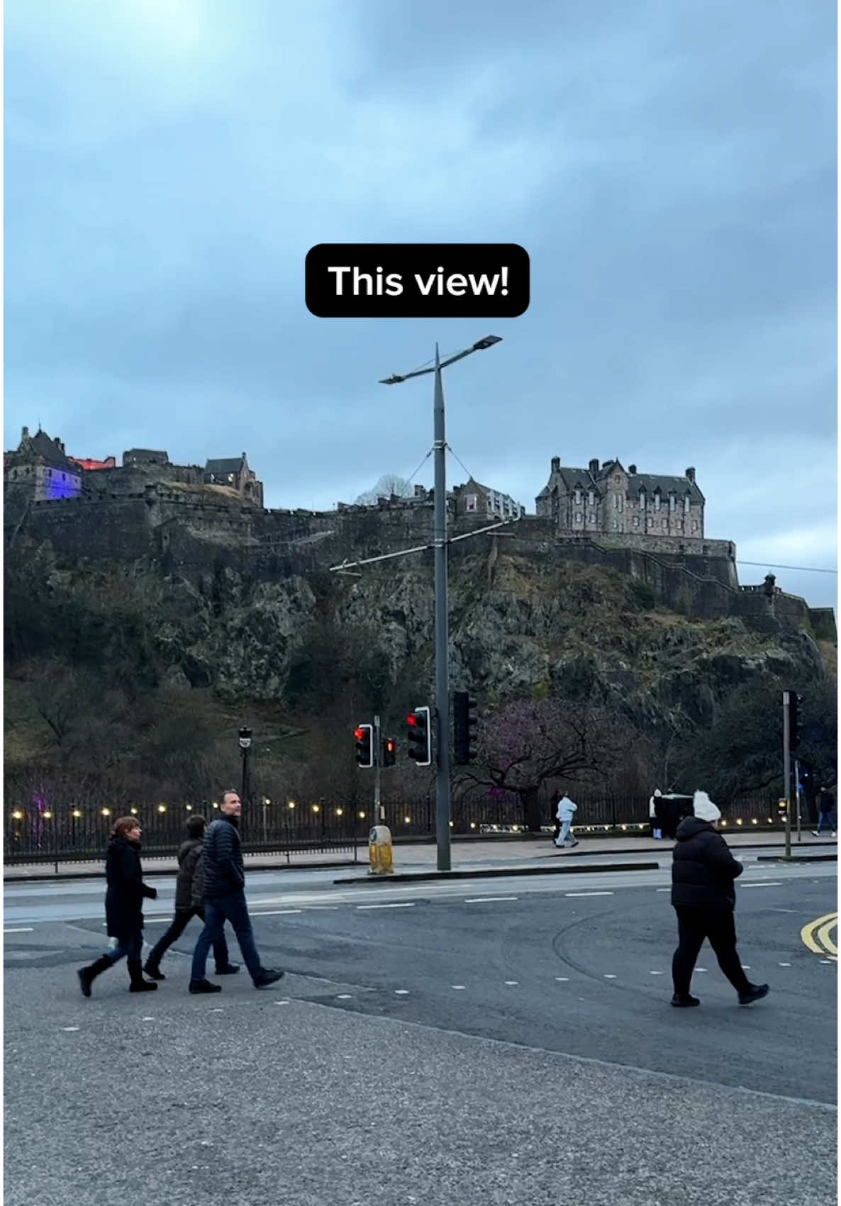 ✨Stunning ✨🏰 *for anyone wondering, the castle is actually pretty cool - this is just a joke. I didn’t have time to go inside, but next time for sure! • • • • #Edinburgh #EdinburghCastle #ScotlandAdventures #HistoricScotland #VisitEdinburgh #CastleViews #TravelScotland #ScottishHeritage #thisiswhatdreamsaremadeof 