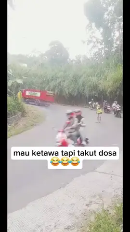 Tabung Gas Bergelinding Berhamburan di Tanjakan Guci, Tegal, Jawa Tengah.