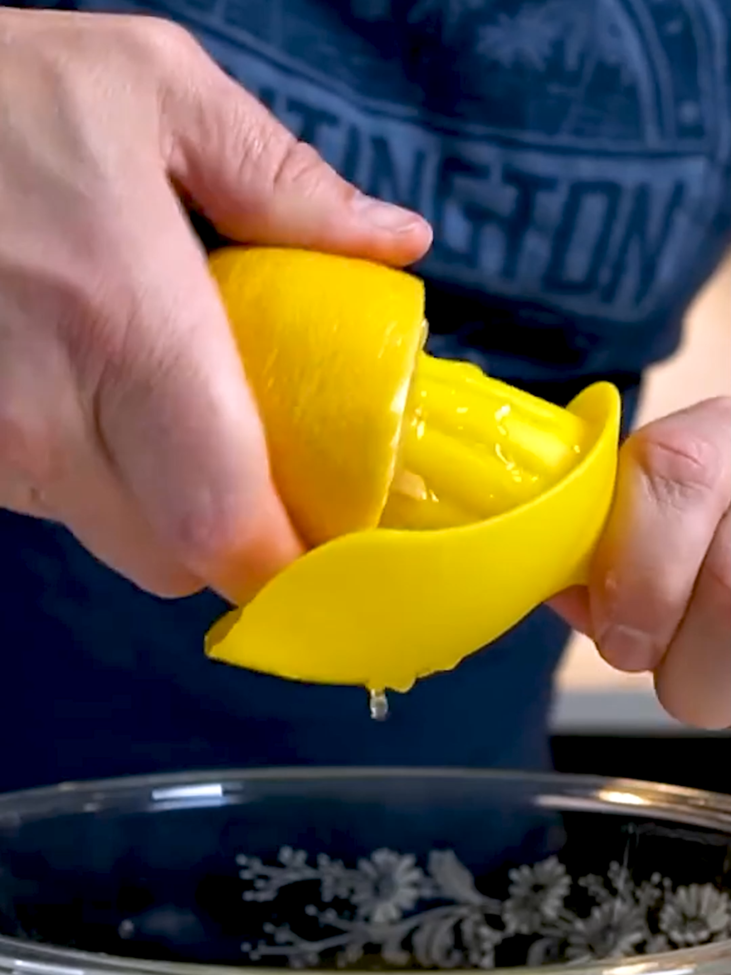 Testing an unusual Lemon Squeezer I found online! 🍋 #lemonjuicer #lemonsqueezer #gadgets #kitchengadgets #kitchenfinds #amazon #amazonfinds