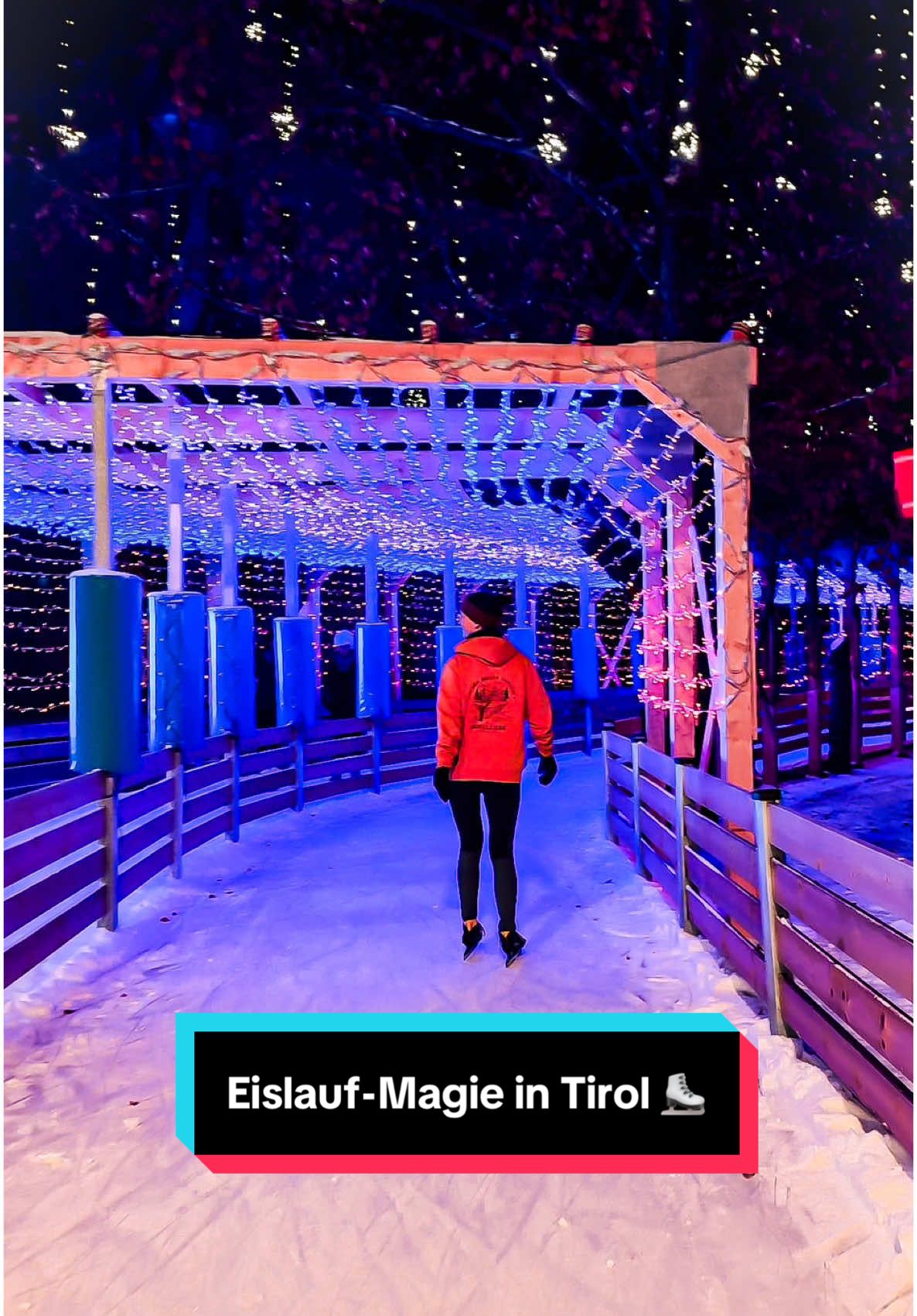 Lust auf ein magisches Eislaufabenteuer? ⛸️✨ Dann schnall dir die Schlittschuhe an, denn bei Reutte on Ice erlebst du Winterzauber vom Feinsten! Auf 2.080 m² Eisfläche kannst du durch die malerische Lichterkulisse flitzen – und das mitten im Stadtpark 🔥 Aber das ist noch nicht alles: Wenn es dunkel wird, verwandelt sich der Park in ein leuchtendes Wintermärchen! ✨ Wir haben romantisches Eislaufen mit schnellem Eishockey-Spielen abgewechselt - und zwischendurch heißen Punsch genossen. Einfach nur genial 🫶 Öffnungszeiten (bis 23. Februar 2025) 🗓️ Mo-Fr: 14:00 – 21:00 Uhr | Sa-So & Feiertage: 13:00 – 21:00 Uhr  🎄 24. & 31. Dezember: 13:00 – 18:00 Uhr Preise: ⛸️ Erwachsene: 8 € | Kinder 5 €  ⛸️ Schlittschuhverleih: 5 € Egal ob mit oder ohne Schnee – lass dich von der winterlichen Magie verzaubern 🪄 Erlebe puren Spaß beim Eislaufen, Eishockey spielen oder einfach Staunen im größten Eislaufabenteuer Westösterreichs!  💬 Bereit, die Kufen fliegen zu lassen? 💾 Speicher dir den Tipp für deinen nächsten Winterausflug!  🫶 Schön, dass du da bist! Folge mir für noch mehr coole Winter-Tipps. #reutteonice #reutte #winterzauber #eislaufen #wintersport #tirol #lumagica