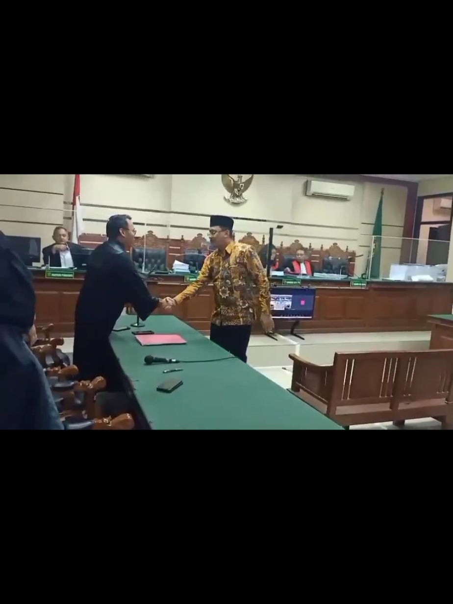 Sidang Tuntutan Gus Muhdor di Pengadilan Tipikor Surabaya, Jalan Raya Juanda Sidoarjo, Senin (9/12/2024)  #gusmuhdlor #bppdsidoarjo #korupsi #pemkabsidoarjo #kpk  #viraltiktok #fypage #fypシ #fypシ゚viral 