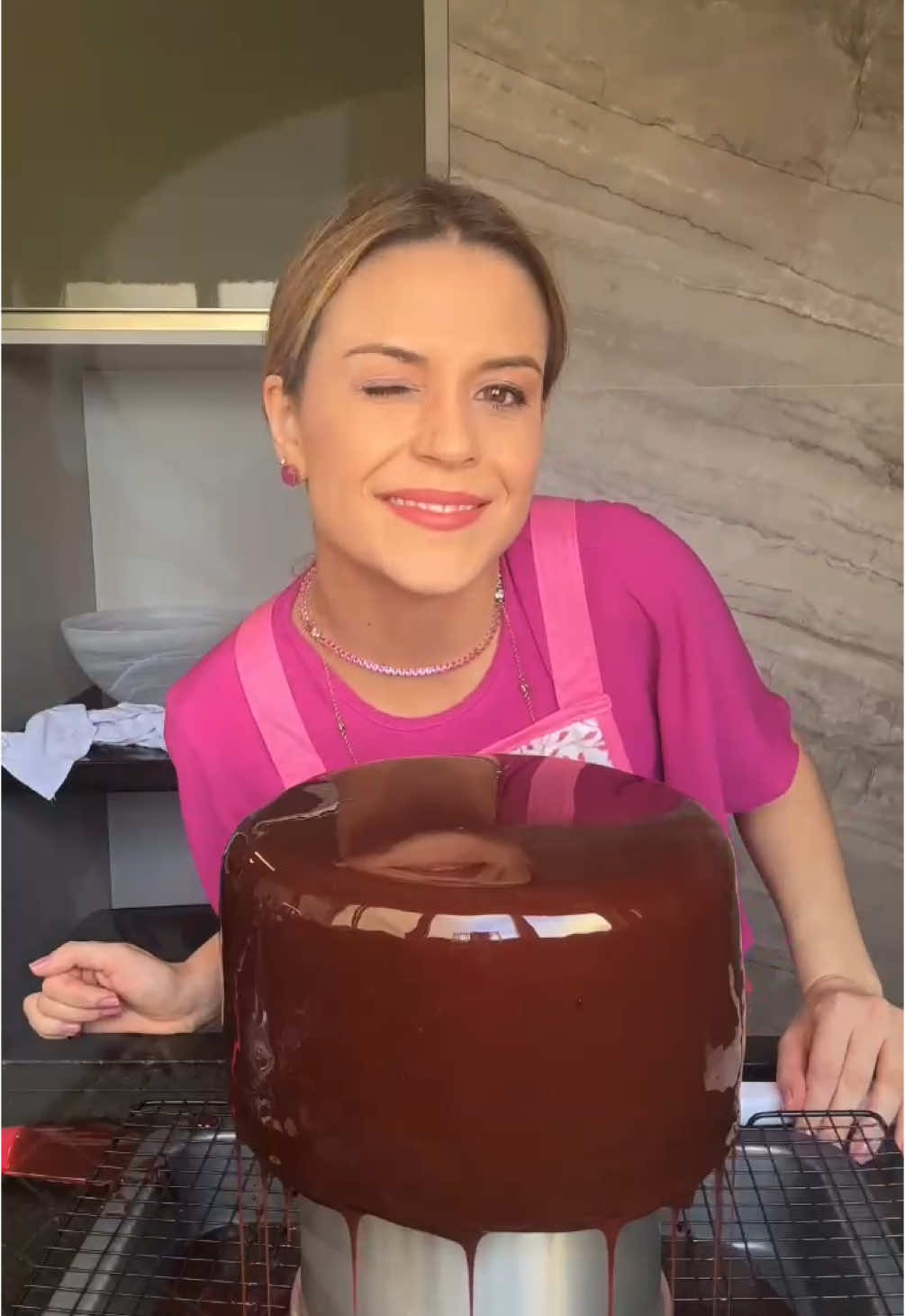 Cobertura espelhada de chocolate. Uma das minhas preferidas!!! 😍🍫 Querem aprender? #bolo #cobertura 