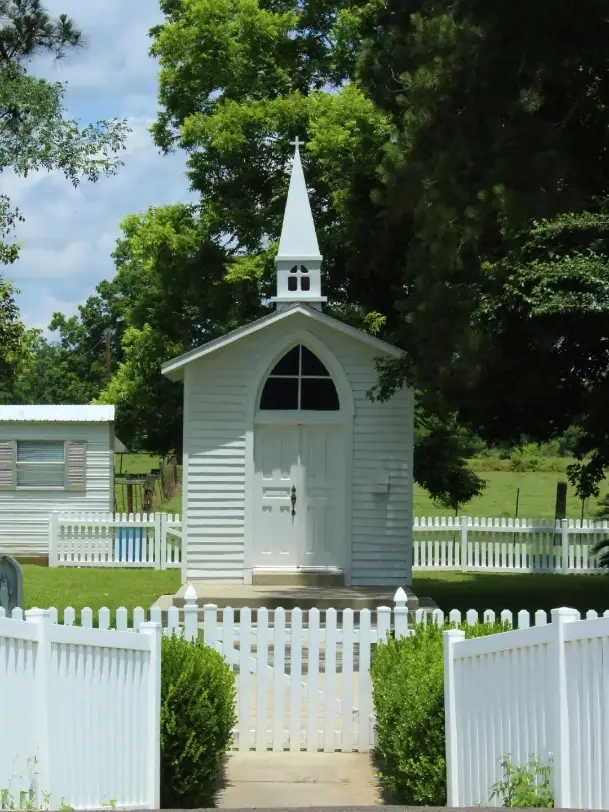 Madonna Chapel in Plaquemine, Louisiana. Known as the Smallest Chirch in the World.  #LovinLouisiana #Louisiana #ExploreLouisiana 