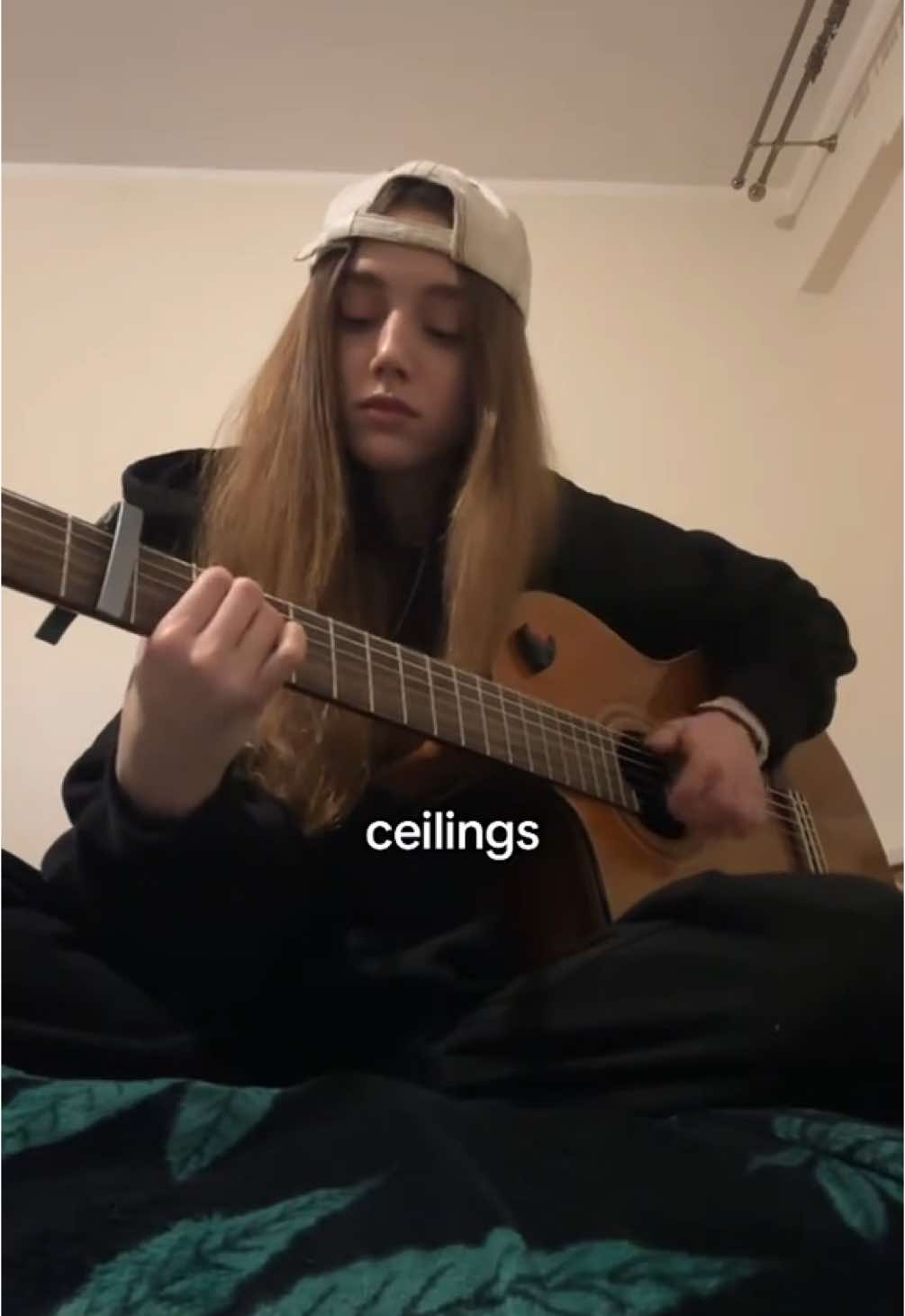 full focus @lizzy #guitar #ceilingslizzymcalpine #fingerstyle #lizzymcalpine 