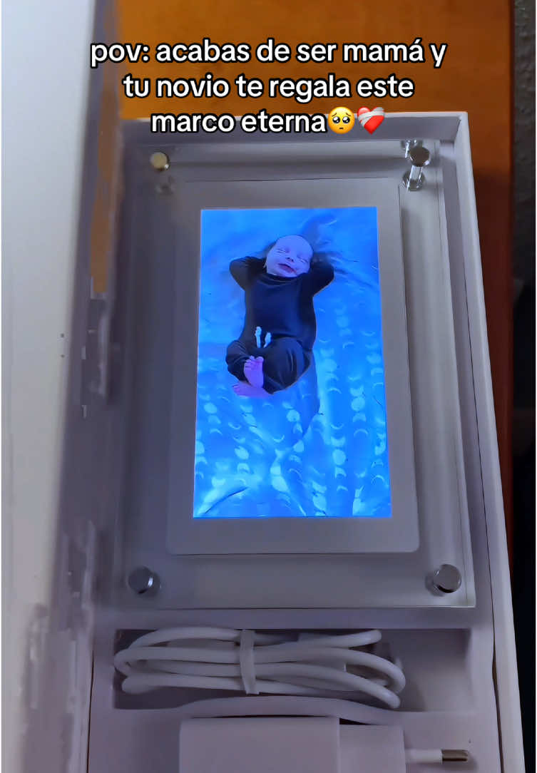 Ahora podre vivir este momento siempre gracias al marco digital eterna🥹❤️‍🩹 #marcodigital #regalospareja #novios #parati #parejas  . . . Haz que tus recuerdos sean eternos con el marco digital eterna🫶🏻