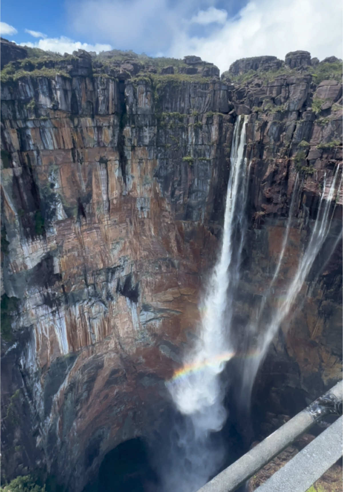 Milagroso Imponente con su altura Su caida de agua Su vegetación Y hasta los arcoiris en su camino SALTO ANGEL, VENEZUELA #saltoangel #venezuela #parquenacionalcanaima #canaima 