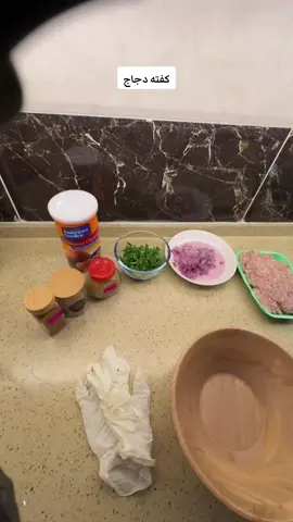 كفته دجاج اكله تعتبر صحيه  نص كيلو صدور دجاج مفرومه 3حبات بصل مبشوره ومعصوره من الماء(ضروري) حزمه معدنوس مفرومه 2ملعقه كبيره بقصم رشه صغيره كل من (الفلفل الاسود.بابريكا.وكمون) والملح تعجن مع بعض و تشكل على شكل اقراص بالطول واهم شي من تشكلوها لازم ايديكم مزينه بالزيت بعدها اقليها على مقلاه غير لاصقه مجرد تشويح على الجهتين وبعدها اضيف شرائح بالبصل و الثوم والطماطه بنفس المقلاه الي شوحنا بيها الكفته و ارجع ارص الكفته فوق الخليط واضيف عليه معلقه معجون الفليفله مخفف بكوب ماء  واضيفه فوقه واتركه الي ان تنشف واقدمه ممكن مع الرز وممكن مع الخبز  #كفته #كفته_دجاج #كفته_لحم #كفتة_اللحم #كفتة_بطريقتي #كفتة_دجاج #طبخي_المتواضع #وصفاتي_غير #وصفاتي_الناجحة #طبخاتي_مطبخي_تصويري #وصفاتي_اللذيذة #جربوها_ممكن_تحبوها #مطبخي_نكهتي #م #اكلات_عراقيه #اكلاتي_المميزة #اكلاتي_ترتيباتي🥰🦋🌸 #مقادير_في_الفيديو #مقادير_بسيطة 