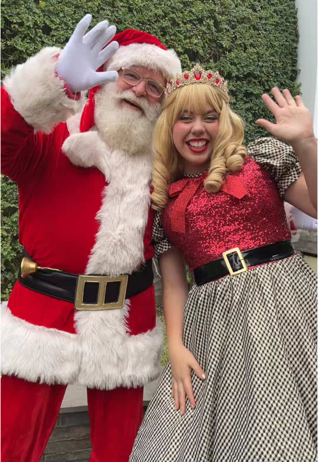 ✨ ¡Miren con quién me encontré! 🎶 La Princesa Cascabel 🌟 @silvanaastorne  La magia de la Navidad se siente en cada nota y en cada paso 🎶❤️ ¡El espíritu navideño está aquí para quedarse! 🎅🏻🎄 ❄️ ¿Listos para contagiarse del espíritu de la Navidad? 🎵💃 #PrincesaCascabel #NavidadMagica #BailandoConCascabel #EspírituNavideño #MagiaDeNavidad #SantaYLaPrincesa #TikTokNavideño #FelizNavidad #PapaNoel #SilvanaAstorne #SantaClaus #MagicaNavidad #PapaNoelMagicaNavidad
