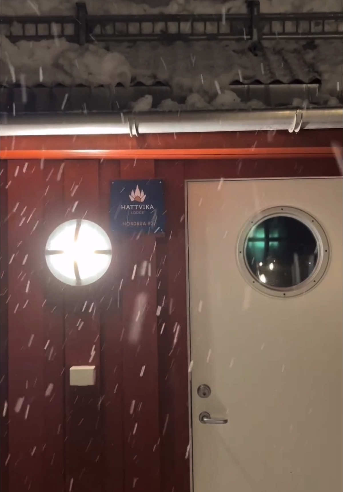 December and snowfall goes hand in hand.. specially when you’re staying at cabin located above the arctic circle☃️✨ 🎥: @ gianluigi.palomba  #lofoten #lofotenislands #beautifuldestination #hattvikalodge #besthotels #vacations #bucketlisttravel #bucketlist #uniquehotel