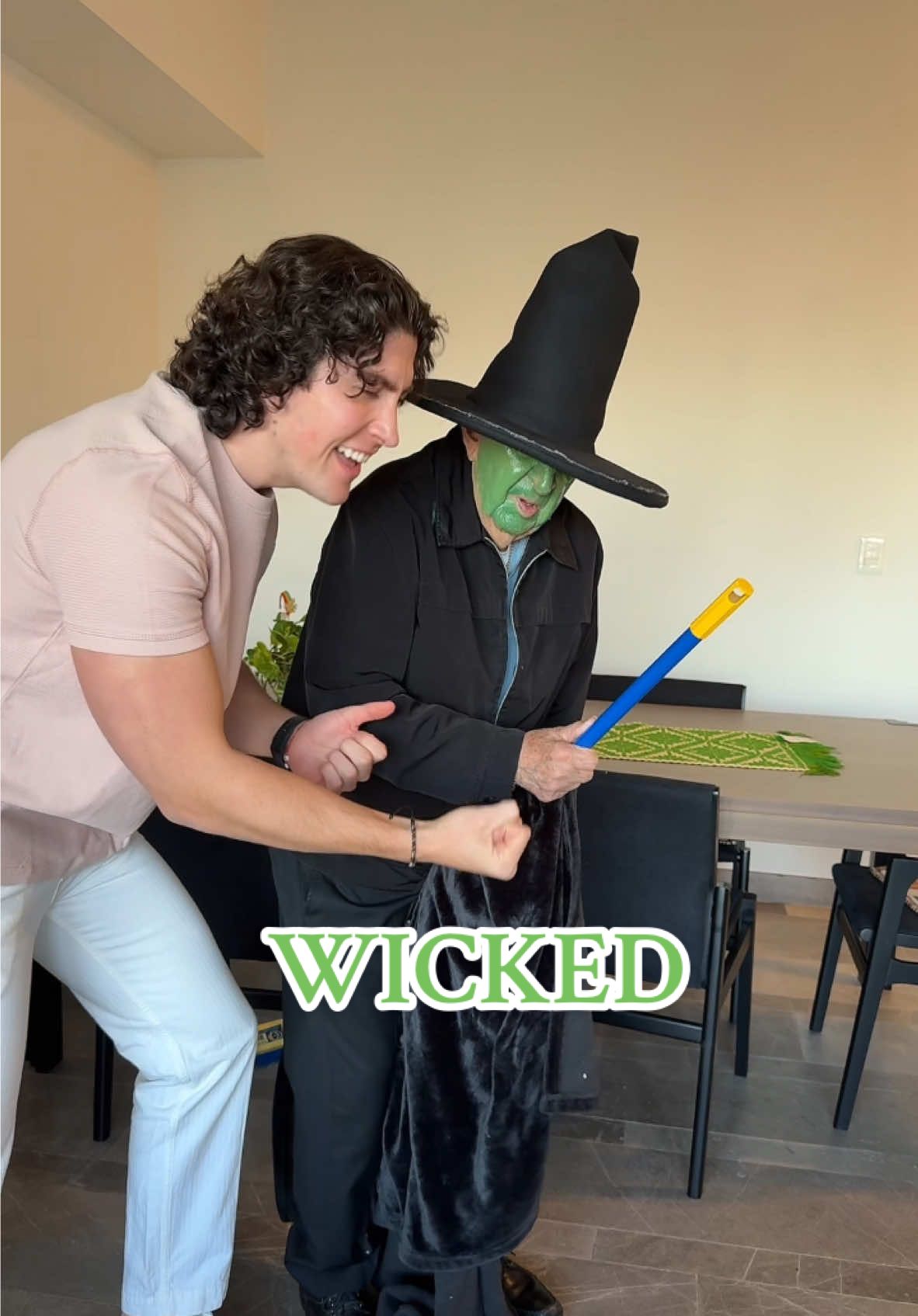 Desafiando la gravedad con el abuelo #wicked #miabueloyyo #mikegiralt 