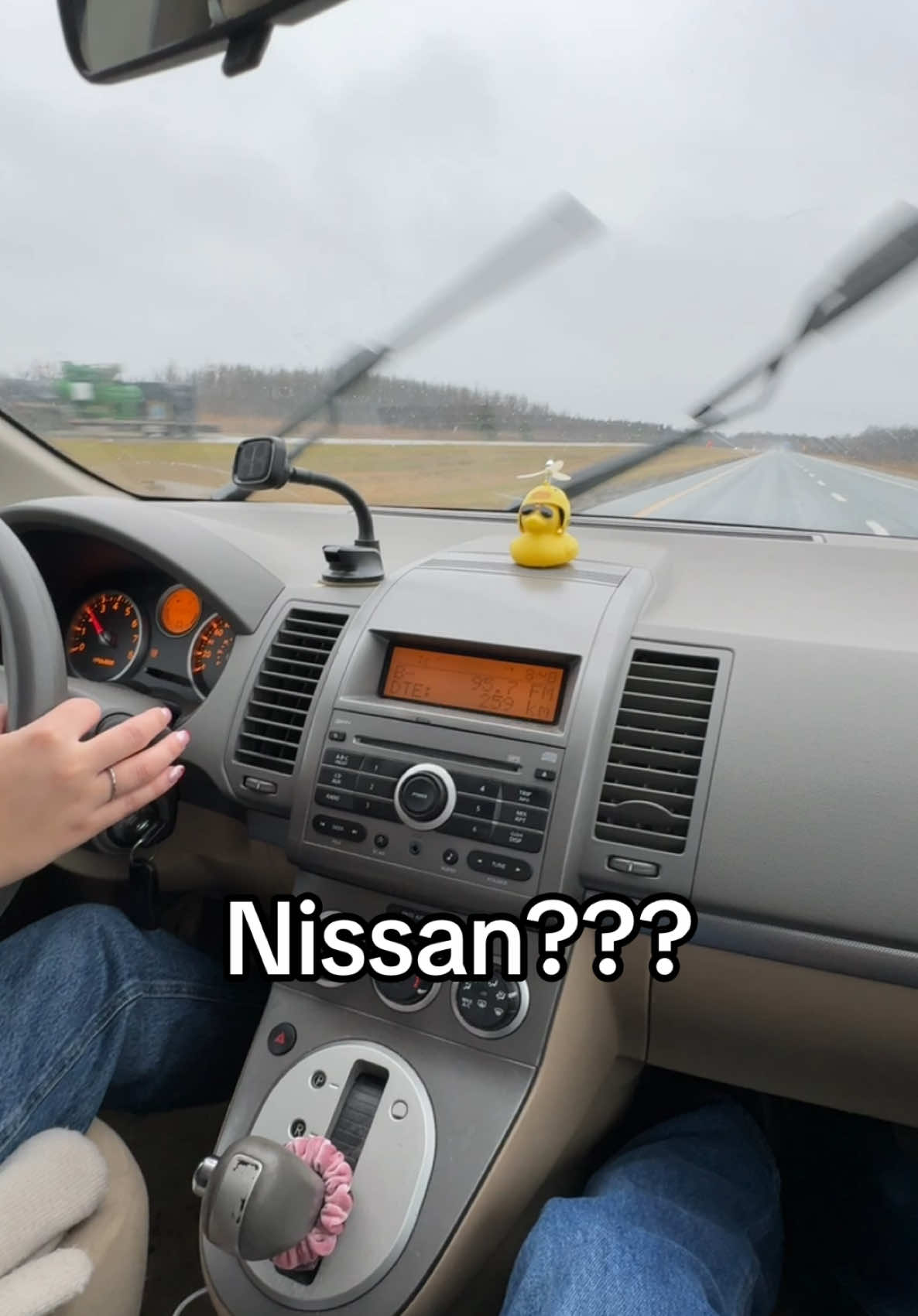 Dare to explain? #vieuxchar #oldcar #nissan #nissansentra #2009 