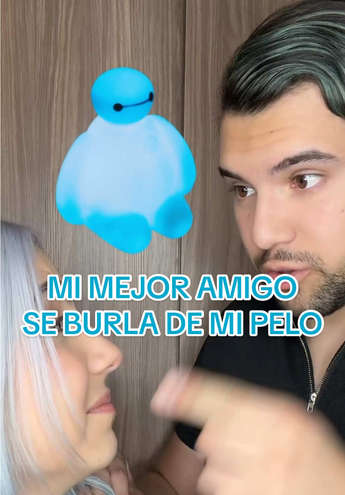 No se ha dejado de reir de mi desde que mi pelo quedó AZUL😡😭 insta: @fer_jalil ✨ #mejoramigo #cabello #pelo #mechon #azul #verde #ferjalil 