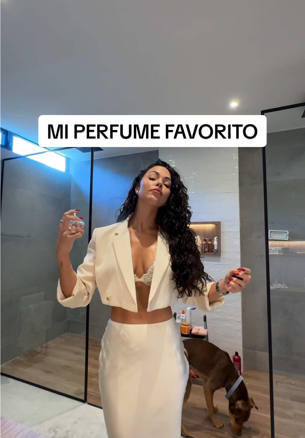 ¡Ya mi secreto no es tan secreto! 🤣 Pueden pasar por el pasillo central de Plaza Las Américas para vivir esta experiencia chula junto a las fragancias de L’Oréal Luxe.  Tienen un quiz interactivo y si compras en alguna tienda participante puedes obtener un regalito gratis del lucky bookshelf y un portrait como recuerdo❤️🎁 Sólo pido que, por favor,  no acaben con mi perfume 🤣🥹❤️. #Ad #AFragranceStory #perfume #parati #fyp #puertorico 