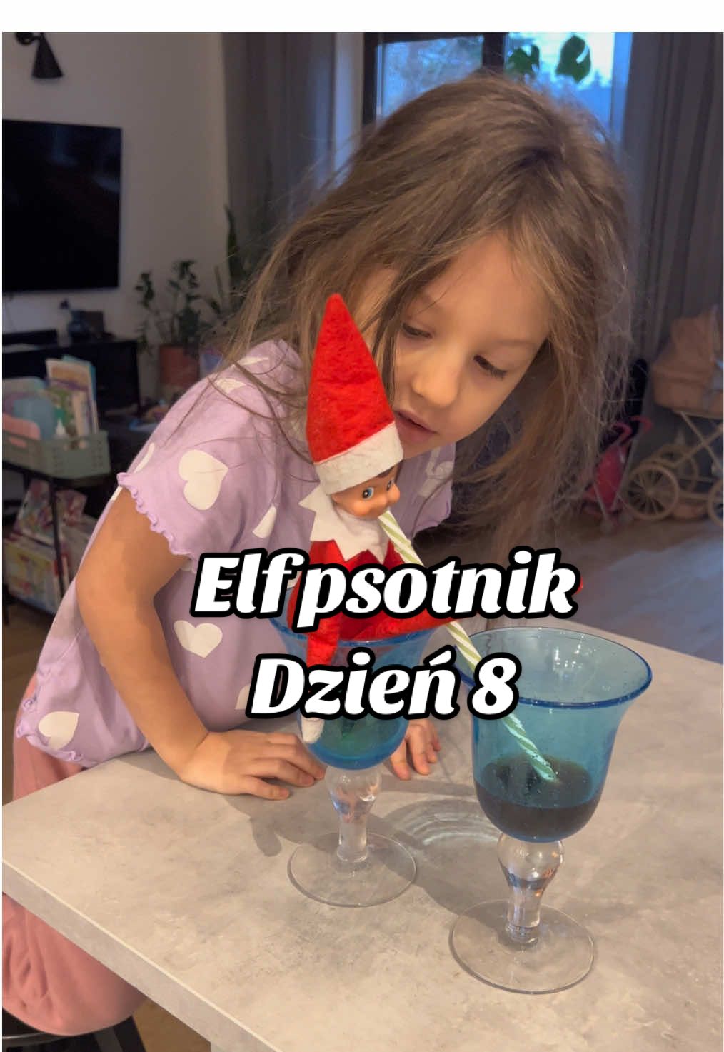 Elf psotnik dzień 8/24 Co myślicie o tym pomyśle? 🤶 #mamanatiktoku #tiktokpolska #elfpsotnik #elfpsotnikpomysly #elfnapółce #kreatywnezabawy #mazizona #elf #elfontheshelf #christmas #christmastime #cocacola #żelki 