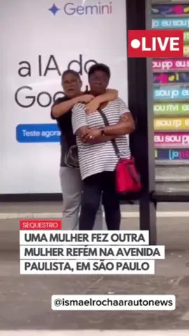 POLÍCIA MILITAR SALVA MULHER QUE FOI FEITA REFÉM NA AVENIDA PAULISTA  Uma mulher foi feita refém em um ponto de ônibus localizado na Avenida Paulista, em São Paulo, na tarde desta segunda-feira, 9 de dezembro. Imagens que circulam nas redes sociais mostram o momento em que o incidente ocorreu em frente à Faculdade Cásper Líbero, no coração da cidade. A Avenida Paulista chegou a ser bloqueada entre a Alameda Joaquim Eugênio de Lima e a Alameda Campinas, no sentido Consolação, enquanto a polícia fazia o trabalho de negociação com a sequestradora. A vítima foi solta após a polícia utilizar uma arma elétrica e imobilizar a mulher.  A mulher feita refém pela outra mulher  é Sandra Regina Monteiro, de 60 anos. Ela conta que havia feito uma aula de pilates na própria Avenida Paulista, ela está bem e não se feriu, graças a ação rápida da polícia militar. Ismael Rocha  Arauto News  #photography #tiktoknews #brasil🇧🇷 #noticia #jornal #mulher #policialmilitar 