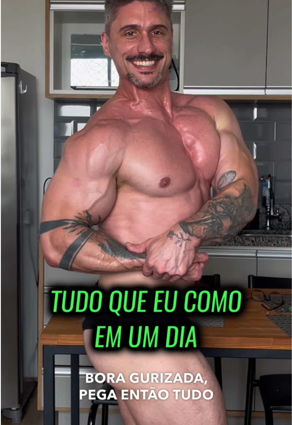 TUDO QUE EU COMO EM UM DIA Fase de bulking pode ficar desconfortável pelo volume de comida, mas, se tu tiver boas estratégias, tudo pode ficar mais simples e agradável. Quer ganhar massa muscular e eliminar gordura? Acessa o link da minha bio que a minha consultoria está com as vagas abertas. E já aproveita e fortalece a firma usando meu link pessoal da growth pra adquirir teu whey. #treino #treinoedieta #massamuscular #hipertrofia #musculação #dieta #Fitness #naturalbodybuilding #fisiculturismo #musculacao 