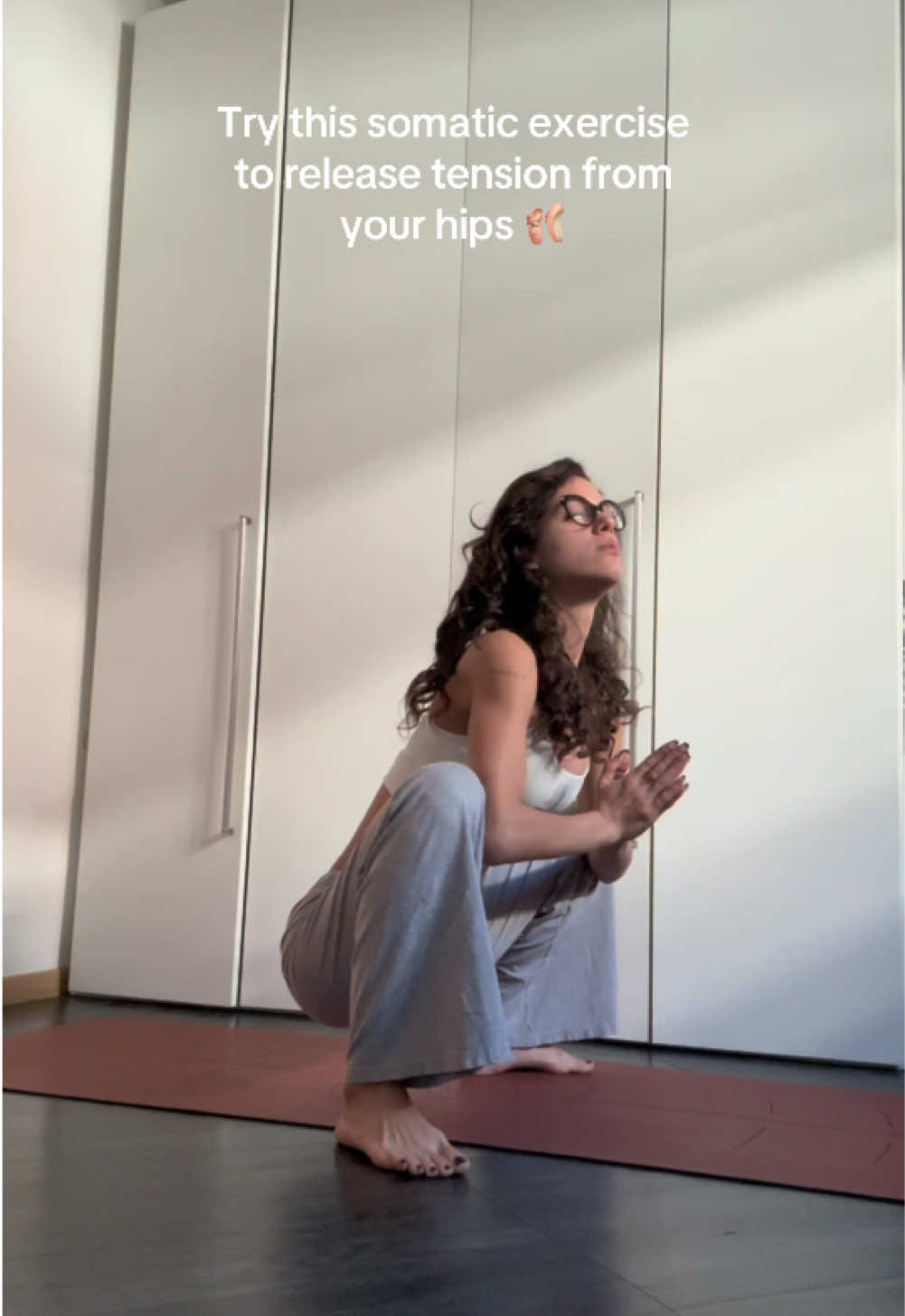 Try this easy somatic exercise to help you release hip tension! No roundinf in the back!! 🎀 for more join @Bend #somatichealing #stretching #DailyStretch 