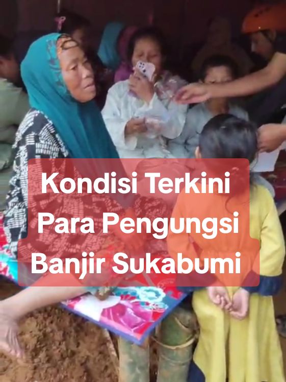 Kondisi terkini para pengungsi banjir dan longsor   Sukabumi di tenda pengungsi yang seadanya dan belum ada penerangan. #berbagi #kebaikan #orangbaik #prayforsukabumi 