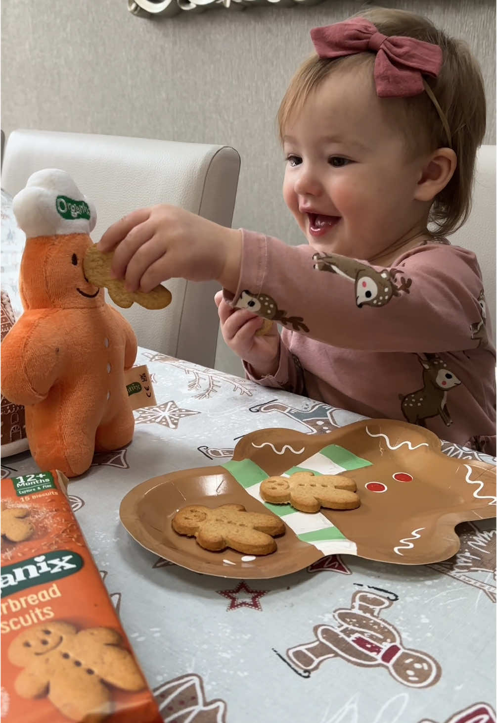 POV- what my cupboard sees! Has your little one tried out the new Organix Banana Bread & Mini Gingerbread Men ?  Violet loves a good snack & what we really like about the Organix snack range is the junk promise. These little gingerbread men are organic with no artificial colours or flavours 🙌🏻.  It was a tough choice but after the taste test Violet is definitely TEAM GINGERBREAD  Thank you to @GIFTA for sending Violet some snacks to try ❤️ [gifted]  #organix #organixlilballers #toddlergoodtimes #keepthegoodtimesrollin #organixfood #gifta #toddlerlife #mumoftoddlers #brummiemummies #mumsuk #toddlermum 