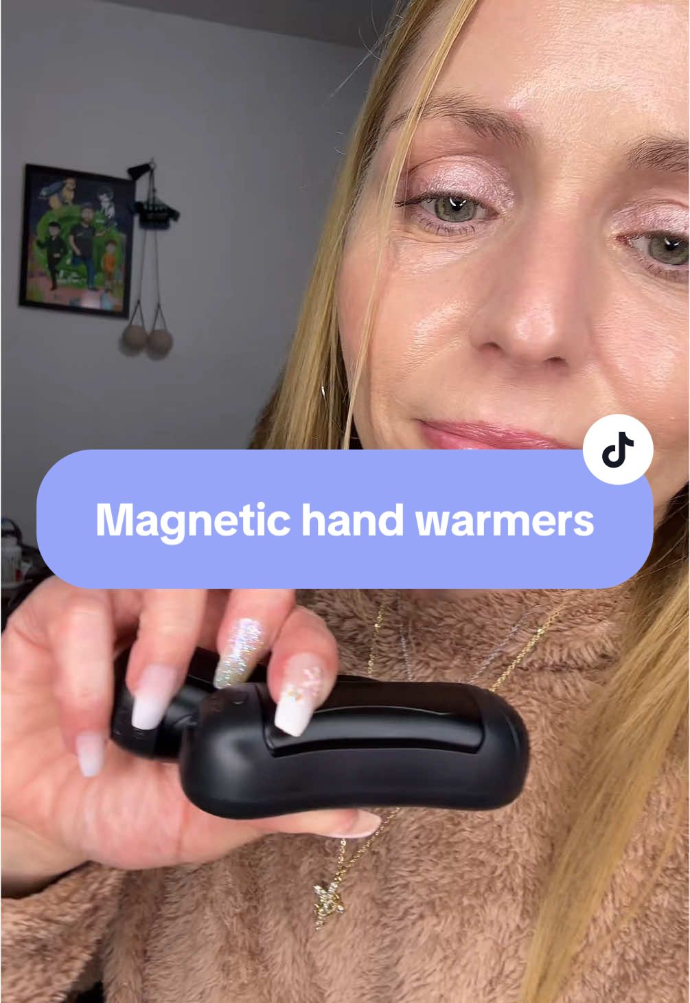 I use mine literally everyday in the fall & winter! 10.99 + free shipping rn! ❤️ #handwarmer #handwarmers #rechargablehandwarmer #itscoldoutside #giftideaforsomeonewhoworksoutside #giftideafordeliverydriver #giftideaforhunters #stockingstufferideas #giftidea 