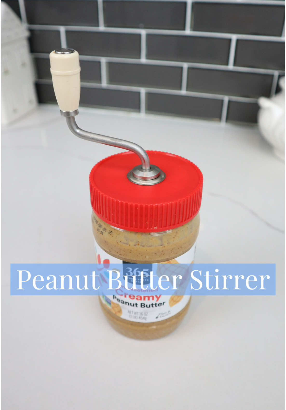 A NO-mess PB stirrer 🤩 Find this under ✨Kitchen✨ on my web🕸️site. #peanutbutter #kitchengadgets #KitchenHacks #kitchen 