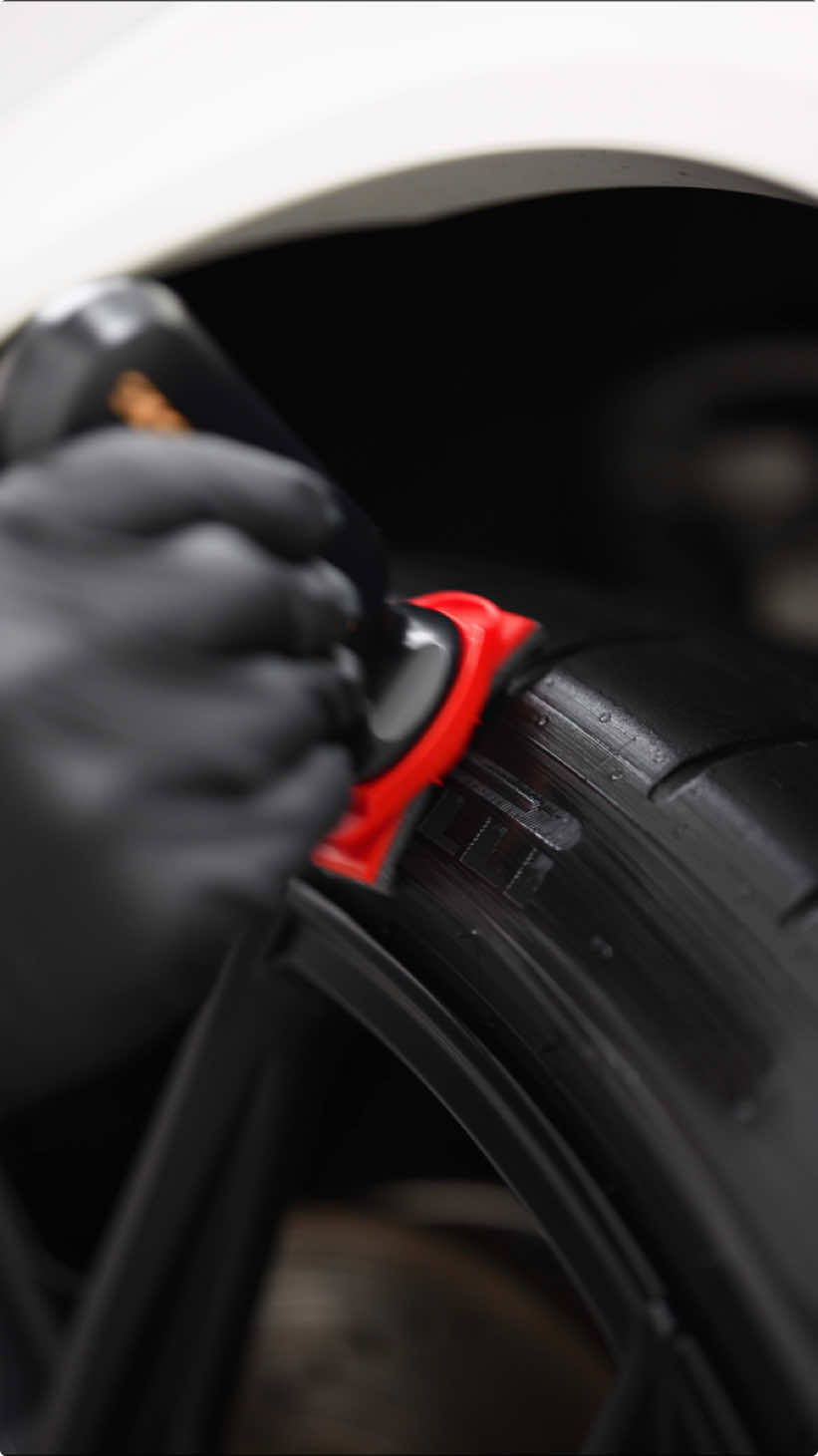 Have you tried the new Soft99 Digloss Giraedge tire dressing? 🤔 It’s pretty awesome and even comes with a handy applicator, similar to the Glaco type that I love so much! 🙌 #autodetailing #cardetailing #detailing #cardetail #carcare #carcleaning #tiredressing #soft99
