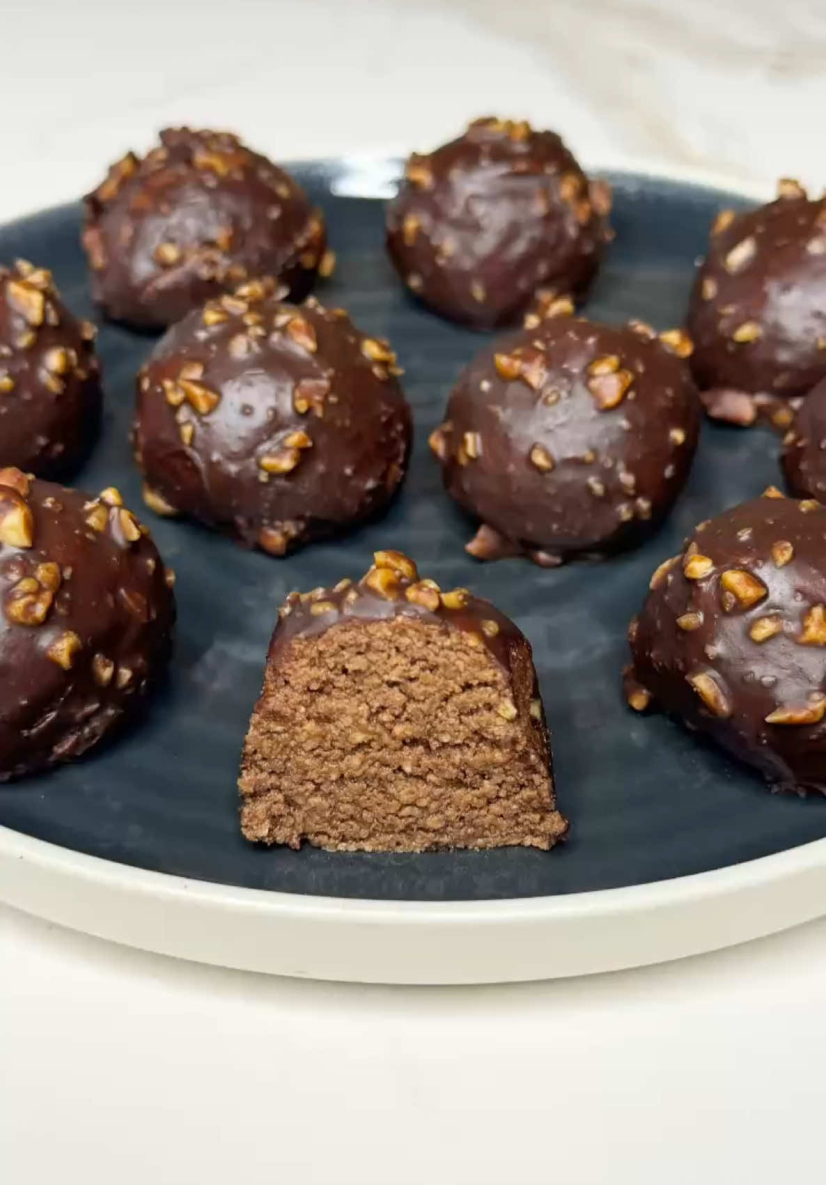 Bombones ferrero rocher caseros. Con solo 3 ingredientes y son una delicia.  Ingredientes:  12 galletas  40 gr. de avellanas  2 cucharadas de nutilla  Para la cobertura:  100 gr. de chocolate  50 gr. de avellanas picadas  • • • #viral #fyp #tik_tok #bombones #chocolate #recetas 