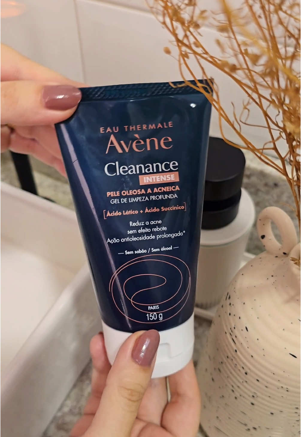 Você sabia que Avène desenvolveu um gel de limpeza para as peles brasileiras? Cleanance Intense conta com os ativos Ácido Lático e Ácido Succínico que promovem uma limpeza profunda sem ressecar, enquanto reduzem a acne, evitam o efeito rebote e garantem ação antioleosidade prolongada, incrível né?  #Avene #CleananceIntense #Skincare 