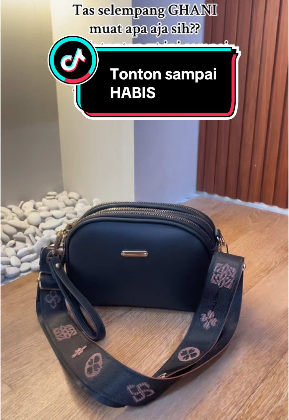 Jangan lupa diorder yaa😍🤍#TikTokAwardsID #JelajahLiburan #WIBGAJIAN #BELILOKAL #taseelempangmurah #AP #promoguncang1212 #handmade #slingbag 