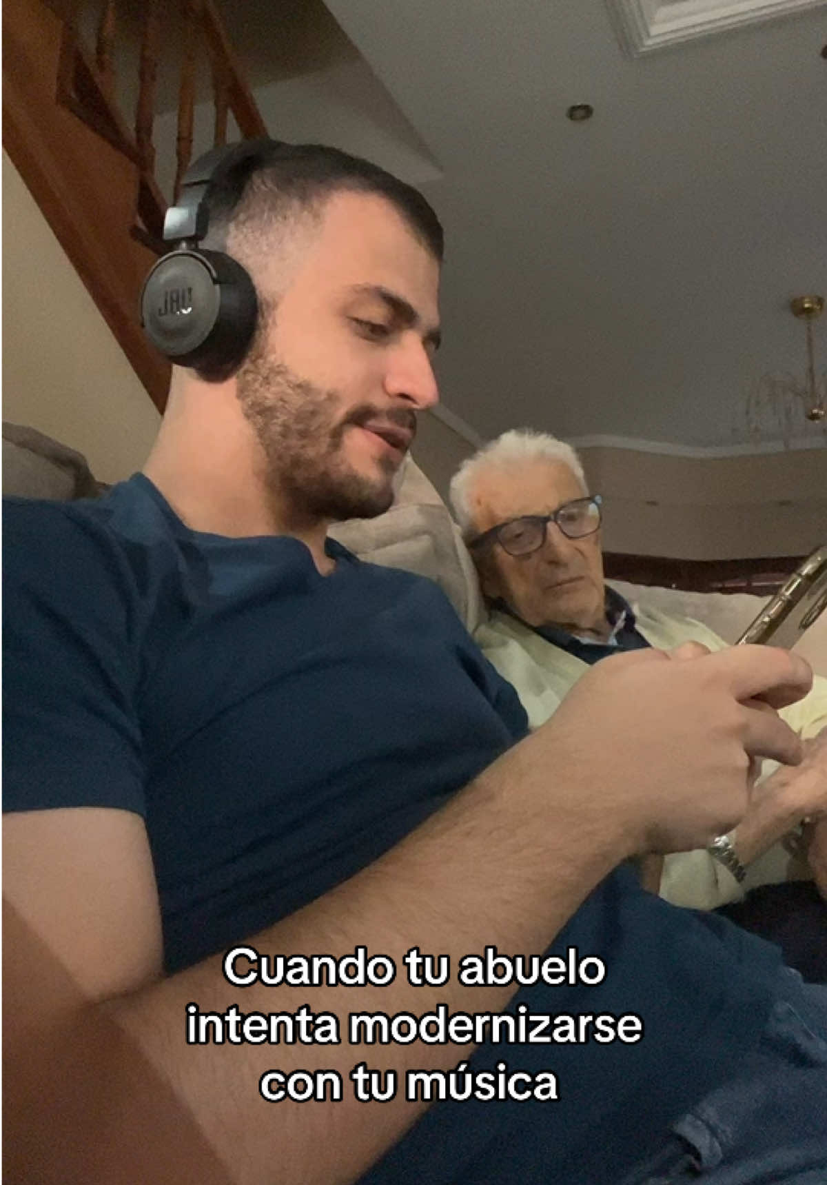 Buen lugar para tener un grano 😎 /Ig:sebaa_ariass/ #humor #gracioso #divertido #musica #abuelo #yo  #grano #ano #temazo #temaiken #fyp #parati 