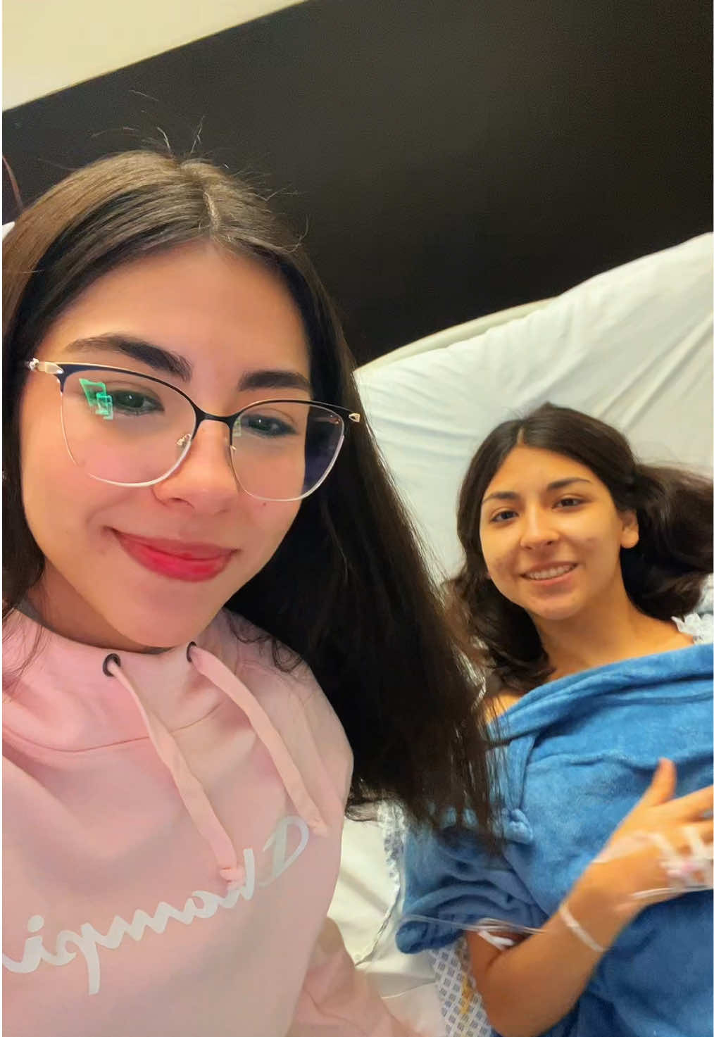 En recuperacion de maya🥺🤞/ pronto regresaremos a subir tiktoks :)) #parati #hermanas #gigiymaya #operacion #oldtrend #lypsync #2020 #2020vibes 