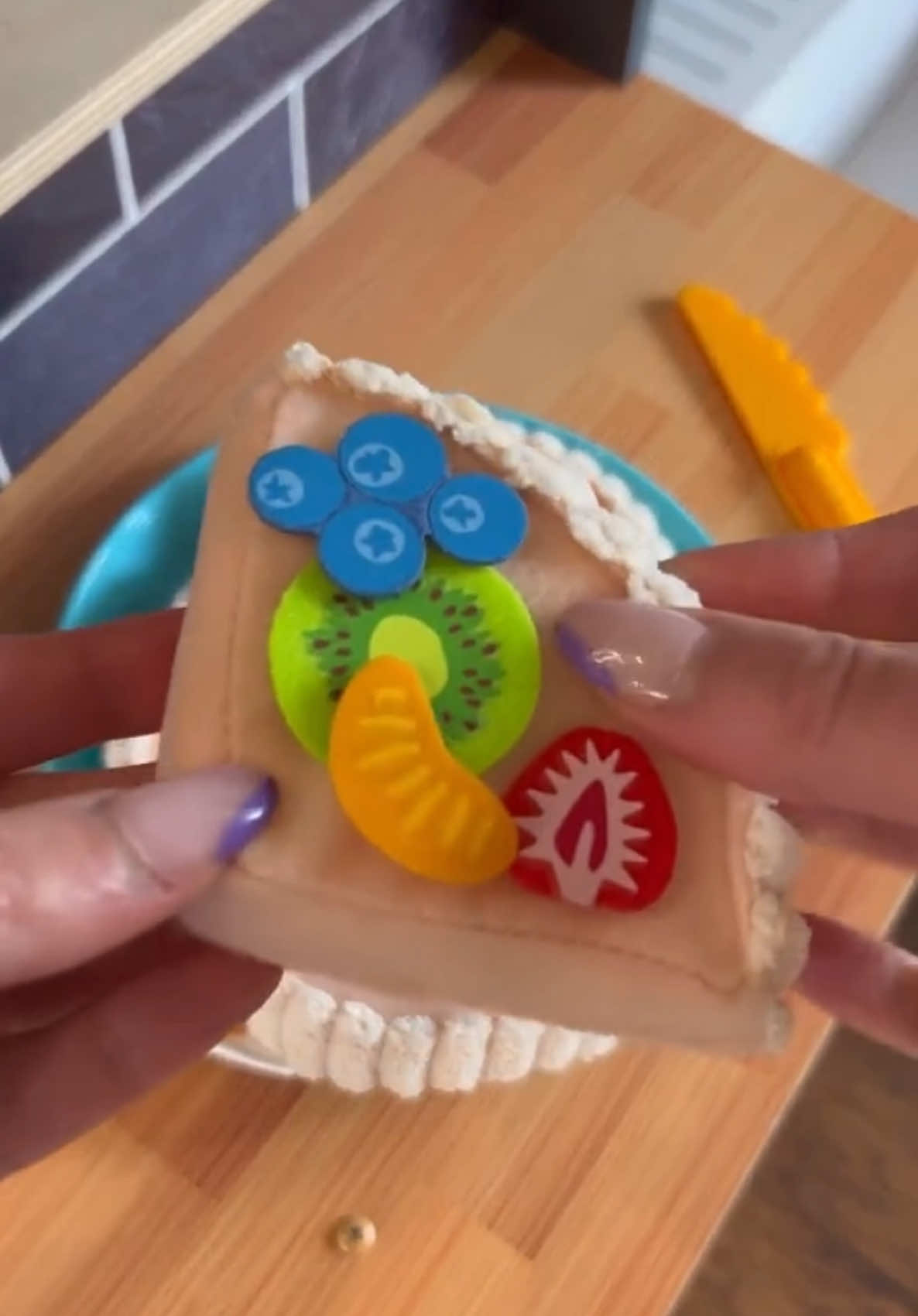 How beautiful is this play food fruit tart? 🥝🍊🫐🍓 #asmr #playfood #pretendplay #haba 