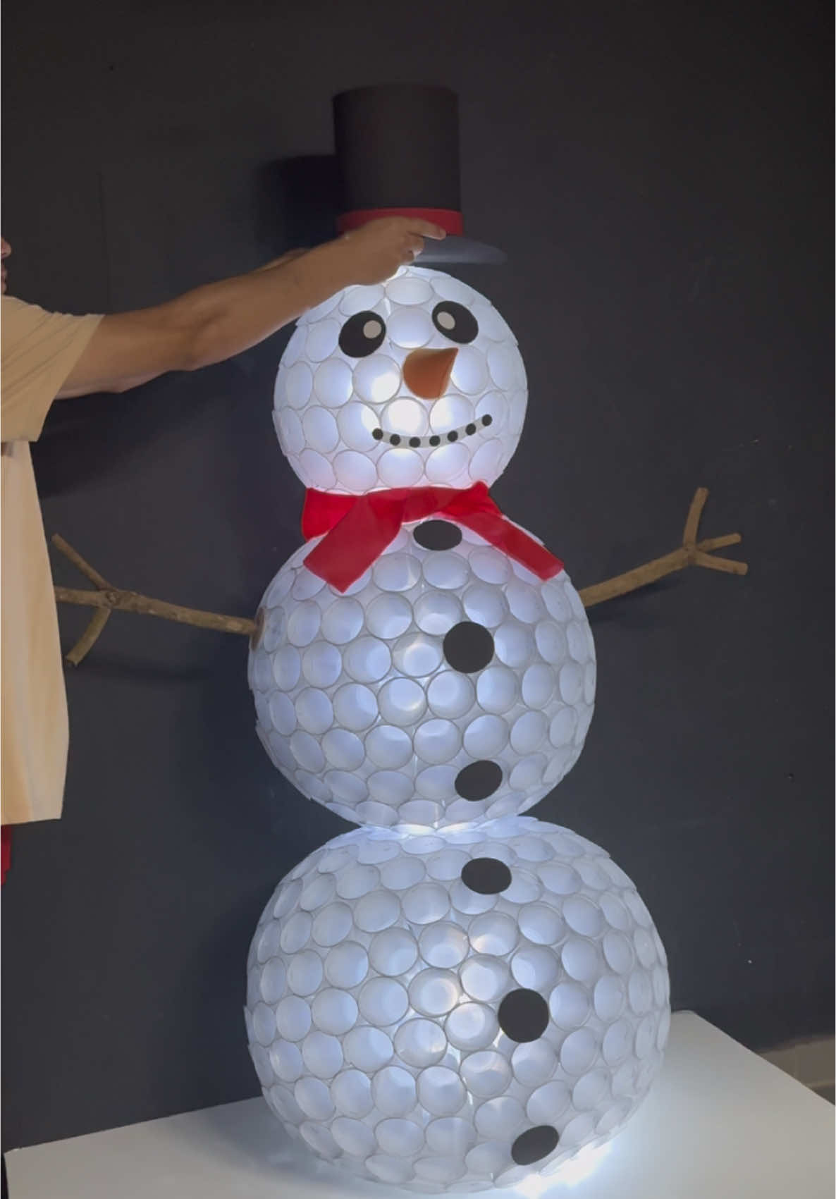 Boneco de neve feito com copos #ideias #arte #criatividade #facavocemesmo #DIY 