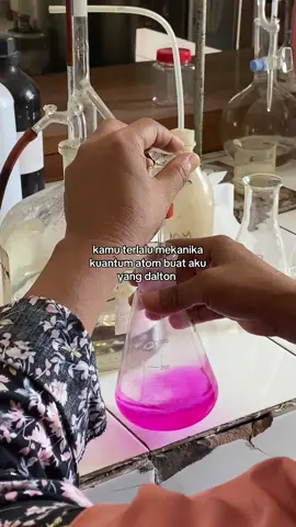 kamu terlalu sempurna buat aku yang sederhana  #fyp #xybca #exploremore #foryoupage #crush #kimiaasyik #kimiaanalis #berandafypシ #kimiaanalis #fypシ #gombalankimia 