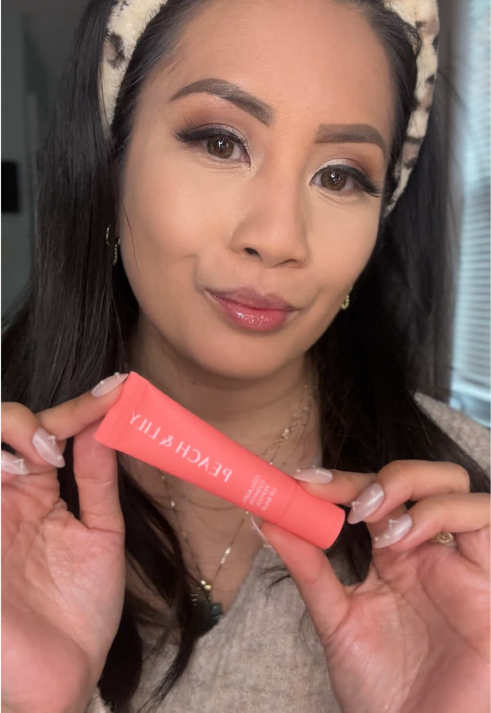 Starting to apply lip balm as a first step for getting ready! Its the season for chapped lips 😆 @Peach & Lily #ad #peachandlily #peachandlilypartner #lipbalm #giftguide #spotlightfinds #newyearnewaura #tiktokshopcreatorpicks #tiktokshopholidayhaul