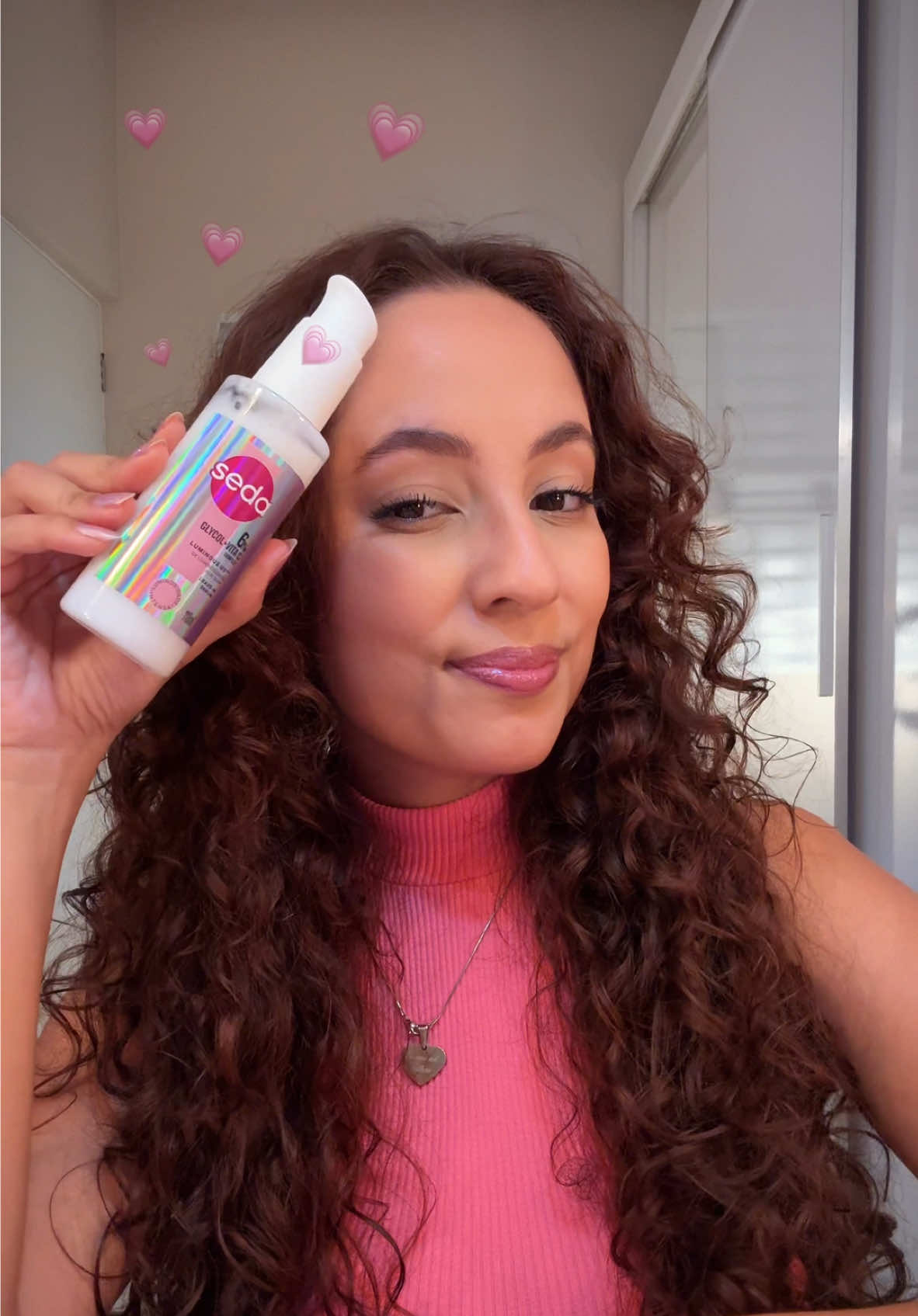 O meu achadinho favorito! 💗✨ Esse Leave-in + Sérum da @Seda Oficial virou meu queridinho: 5x mais brilho, frizz controlado e aquele cuidado que dura de verdade! Ele tem Complexo Glycol + Vitamina C. Me conta, você já testou? #sedaluminousuv #cabelosiluminados #complexoglycol #seda #cabeloondulado 