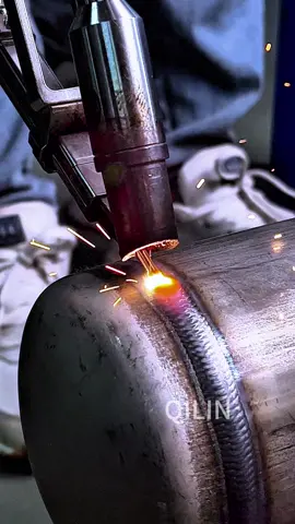Qilin handheld wobble welding machine:welding of ultra thick tank bodies #handheldwelding #laserweldingmachine #laserwelding #foryou #amazing #welding 