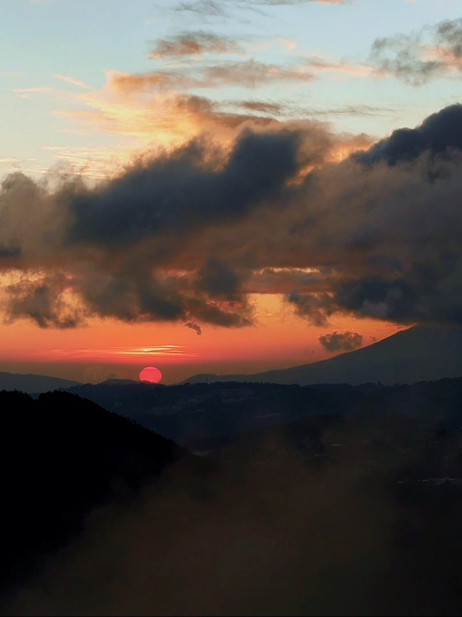 Diciembre 🌄  #scenery #fyp #paisaje #volcanes #montañas #naturaleza #Guatemala #travel #parati #fyp #drone #maravillasdelmundo #maravillasdelanaturaleza #atardecer #diciembre #magico #travel #parati #nubes #drone #dji #air3 #volando #belleza #CapCut #belleza #bellezanatural #rojo #atardeceres #CapCut #sol #atardecer #magico 