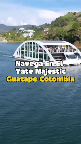 📍Guatapé Antioquia  👉Tarifa por persona desde $98.000 👉Reservas al 57 304 4448450 @cincohorizontesoficial  Embárcate en un recorrido de 2 horas por el Embalse de Guatapé a bordo del impresionante Yate Majestic. Su diseño moderno y elegante garantiza una experiencia cómoda mientras disfrutas de servicios exclusivos, como jacuzzis y un solárium con vistas increíbles. 👉¿Qué incluye esta experiencia? •2 horas de recorrido por el embalse, con vistas panorámicas inolvidables. •2 bebidas de cortesía, para disfrutar mientras navegas. •Almuerzo o cena , ideal para complementar tu experiencia. •4 jacuzzis a bordo, perfectos para relajarte mientras admiras el paisaje. •Solárium exclusivo, para tomar el sol en total comodidad. •Bar a bordo, con una selección de bebidas para todos los gustos. 👉Horarios de Zarpe •Miércoles: 1:45 P.M •Sábado: 1:45 P.M y 5:45 P.M •Domingo: 1:45 P.M (5:45 P.M solo en festivos) •Festivos: 1:45 P.M ¡Reserva ahora tu cupo y vive el mejor recorrido por el Embalse de Guatapé a bordo del Yate Majestic! #guatape #guatapeantioquia #quehacerenguatape #quehacermedellin #yatemajestic #hotel #fullday #diadesol